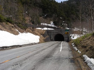 090424_tunnelout